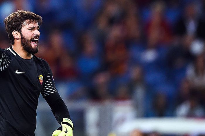 Kiper AS Roma, Alisson Becker, berteriak memberikan instruki kepada rekan setimnya saat tampil melawan Atletico Madrid dalam laga lanjutan Grup C Liga Champions 2017-2018 di Stadion Olympic, Roma, Italia, pada 12 September 2017.