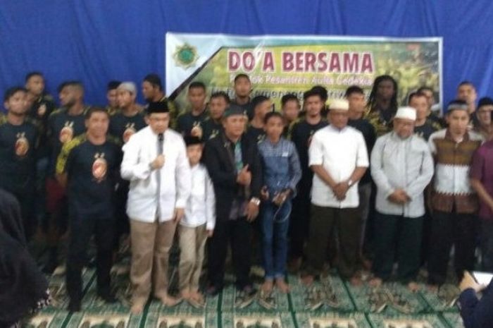 Penggawa Sriwijaya FC saat mendatangi Pondok Pesantren Aulia Cendikia, untuk meminta doa kepada para santri agar siap menghadapi Liga 1 2018 dan Piala Indonesia 2018. 