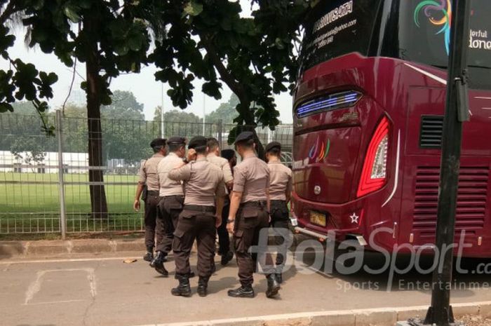 Sejumlah pihak kepolisian mengamankan latihan timnas U-23 Indonesia di Lapangan ABC, Senayan, Jakarta Pusat, Sabtu (11/8/2018)