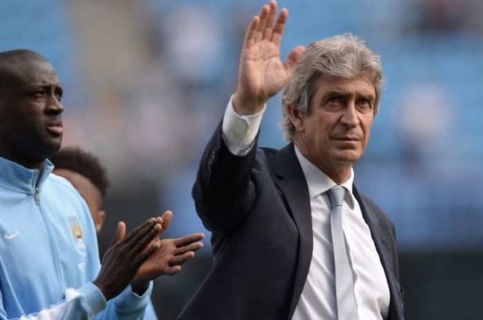 Pelatih Manchester City, Manuel Pellegrini, memberi lambaian kepada penonton di Stadion Etihad seusai laga Man City kontra Arsenal, Minggu (8/5/2016).