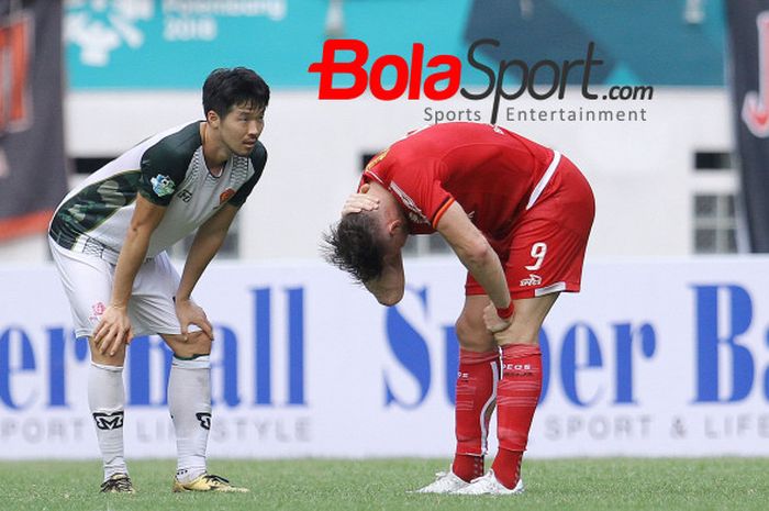 Striker Persija, Marko Simic menunduk di depan pilar PS Tira, Jeon Woo-young (kiri) pada laga pekan ke-30 Liga 1 2018 di di Stadion Wibawa Mukti, Cikarang Timur, Kabupaten Bekasi, Sabtu (10/11/2018).