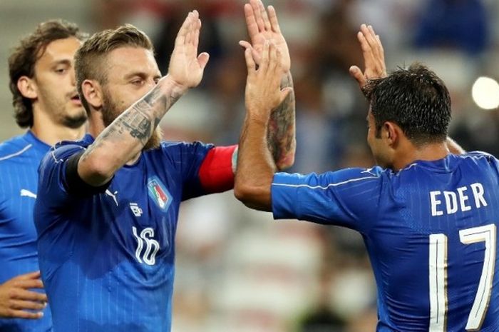 Daniele De Rossi (tengah) dan Eder (kanan) merayakan gol Italia ke gawang Uruguay pada partai uji coba di Stadion Allianz Riviera, Nice, Rabu (7/6/2017).