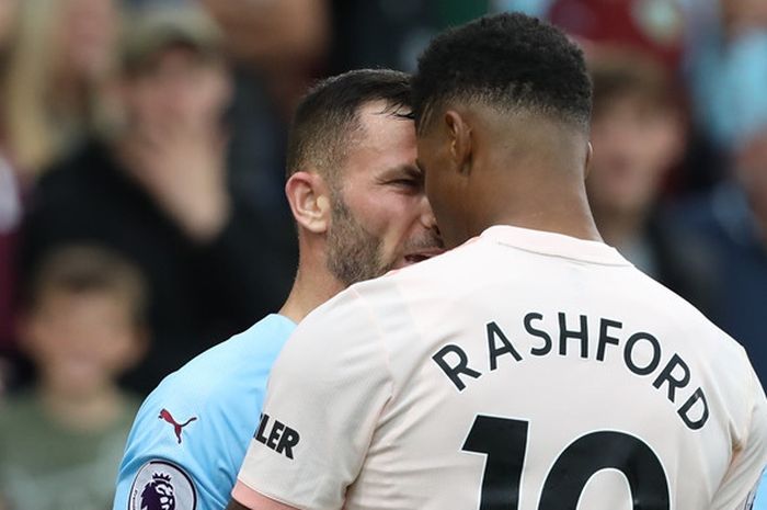 Penyerang Manchester United, Marcus Rashford, menanduk bek Burnley, Phil Bardsley, dalam laga Liga Inggris di Stadion Turf Moor, Burnley pada 2 September 2018.