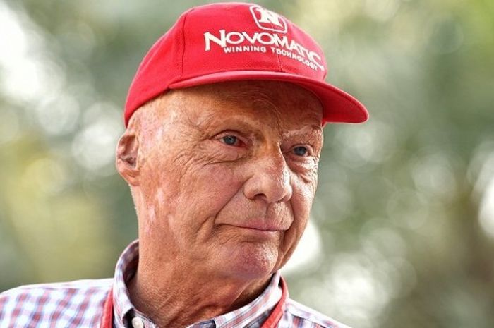 Mantan pebalap Formula 1 sekaligus petinggi tim Mercedes, Niki Lauda, berada di paddock Sirkuit Internasional Bahrain, Manama, 14 April 2017.