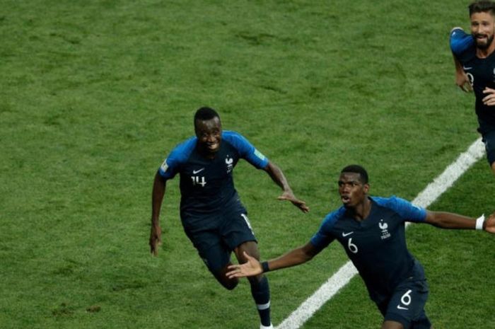 Paul Pogba (bawah) merayakan golnya untuk Prancis ke gawang Kroasia dalam laga final Piala Dunia 2018 di Stadion Luzhniki, Moskow, 15 Juli 2018.