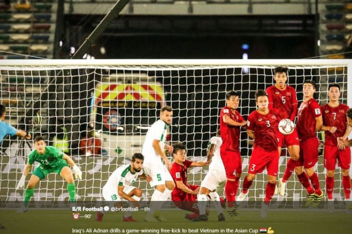 Tendangan bebas bek sayap timnas Irak, Ali Adnan, yang menentukan kemenangan atas Vietnam dalam partai Piala Asia 2019 Grup D di Zayed Sports City, Abu Dhabi, 8 Januari 2019.