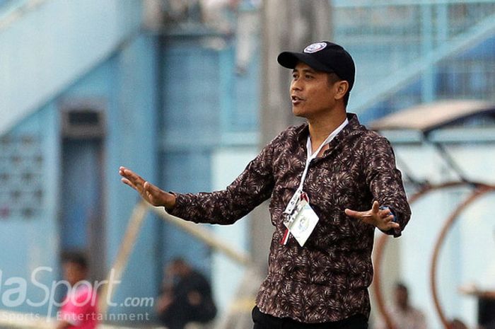 Pelatih Joko Susilo (Arema FC) sedang memberi instruksi dari pinggir lapangan dalam partai Liga 1 melawan Persiba Balikpapan.