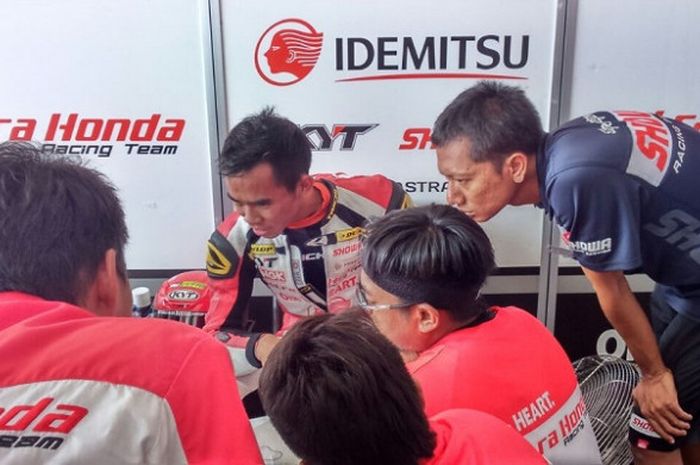 Pebalap Astra Honda Racing Team Indonesia, Gerry Salim, berdiskusi dengan mekanik setelah menjalani sesi kualifikasi AP250 seri kelima ARRC 2017 di Sirkuit Madras, Chennai, Sabtu (23/9/2017).