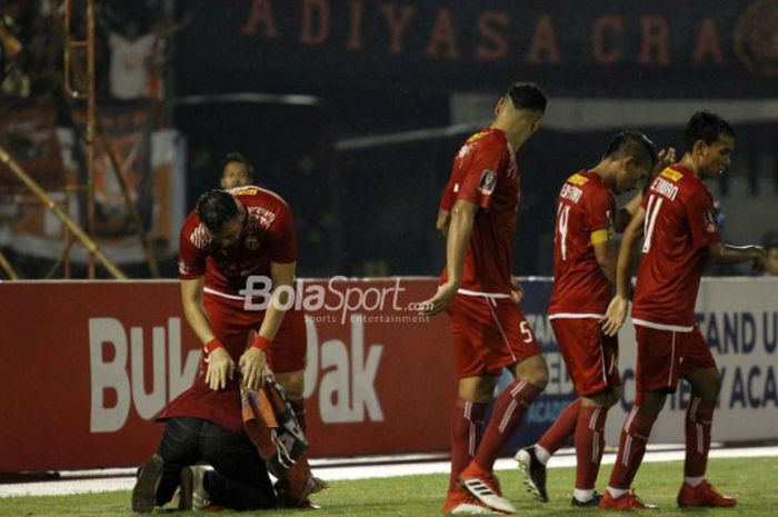 Seorang suporter mencium kaki striker Persija, Marko Simic, di laga leg pertama semifinal Piala Presiden 2018 kontra PSMS Medan di Stadion Manahan, Solo, Sabtu (10/2/2018).