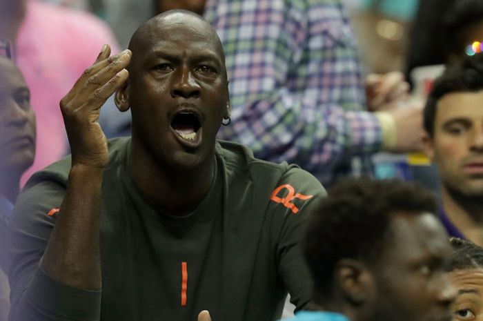 Pebasket legendaris sekaligus pemilik Charlotte Hornets, Michael Jordan, menyaksikan sebuah laga di Spectrum Center, Charlotte, Amerika Serikat, 13 Oktober 2017.