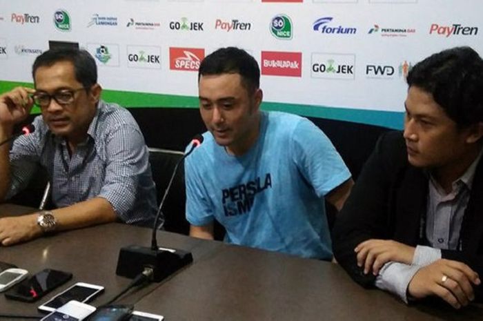 Pelatih dan pemain Persela Lamongan, Aji Santoso serta Shohei Matsunaga dalam sesi jumpa pers seusai laga kontra Persija Jakarta, Minggu (20/5/2018).