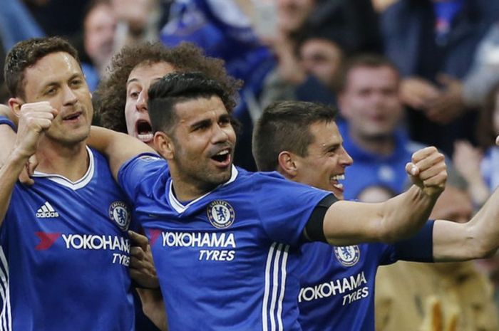 Gelandang Chelsea, Nemanja Matic (kiri), merayakan gol yang dia cetak ke gawang Tottenham Hotspur dalam laga semifinal Piala FA di Stadion Wembley, London, Inggris, pada 22 April 2017.