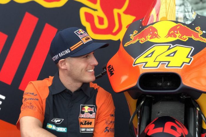 Pebalap KTM, Pol Espargaro, berpose bersama motor KTM RC16 yang akan digunakannya pada ajang MotoGP 2018.