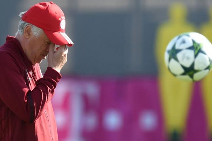 Reaksi pelatih Carlo Ancelotti dalam sesi latihan Bayern Muenchen menjelang duel Liga Champions lawan FC Rostov di Muenchen, 12 September 2017.