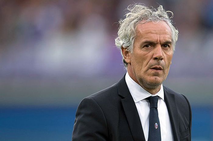 Ekspresi pelatih Bologna, Roberto Donadoni, saat mengawal timnya melawan Napoli dalam laga lanjutan Liga Italia 2017-2018 di Stadion Renato Dell'Ara, Bologna, Italia, pada 11 September 2017.