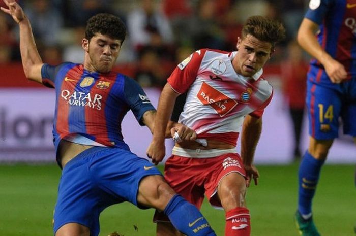 Carles Alena (kiri) sedang mempertahankan bola ketika derbi Katalan menghadapi Espanyol