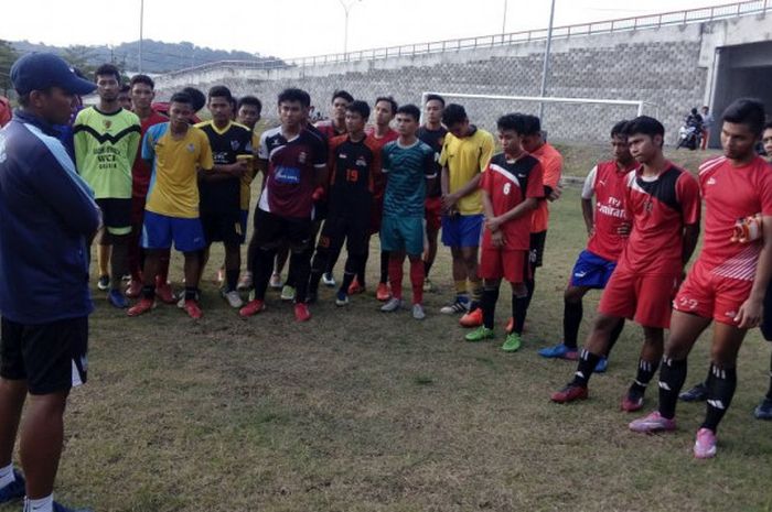 Asisten pelatih Persegres, Puji Handoko, memberikan arahan kepada pemain seleksi di lapangan Gelora Joko Samudro Gresik.