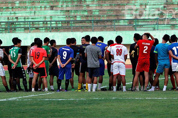 Tim Blitar United berlatih di Stadion Manahan menjelang laga uji coba melawan Persis Solo, Rabu (4/4/2018).