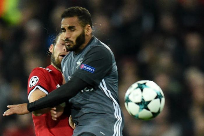 Bek Benfica, Douglas, dalam laga Liga Champions kontra Manchester United di Old Trafford, 31 Oktober 2017.