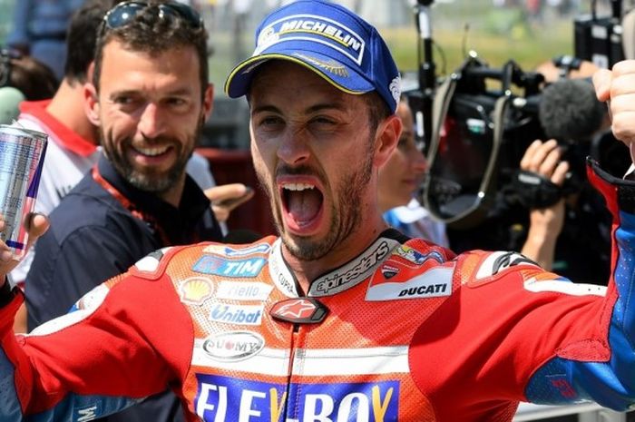 Pebalap Ducati asal Italia, Andrea Dovizioso, merayakan hasil kualifikasi GP Italia yang berlangsung di Sirkuit Mugello, Sabtu (3/6/2017). Dovizioso meraih posisi start ketiga.