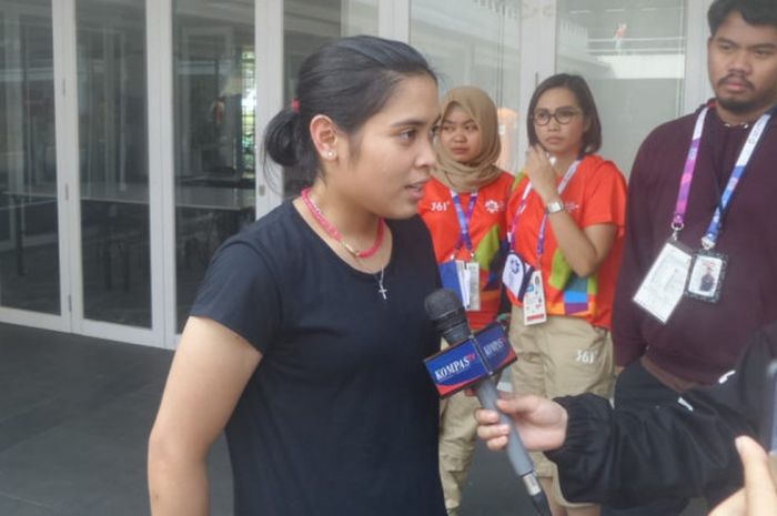 Pebulu tangkis tunggal putri Indonesia, Gregoria Mariska Tunjung, diwawancarai seusai pertandingan beregu putri Asian Games 2018, di Istora Senayan, Jakarta, Selasa (21/8/2018).