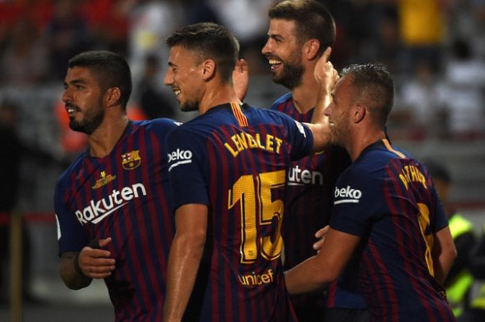  Para pemain Barcelona merayakan gol yang dicetak Gerard Pique ke gawang Sevilla dalam partai Piala Super Spanyol di Grand Stade de Tanger, Minggu (12/8/2018) 