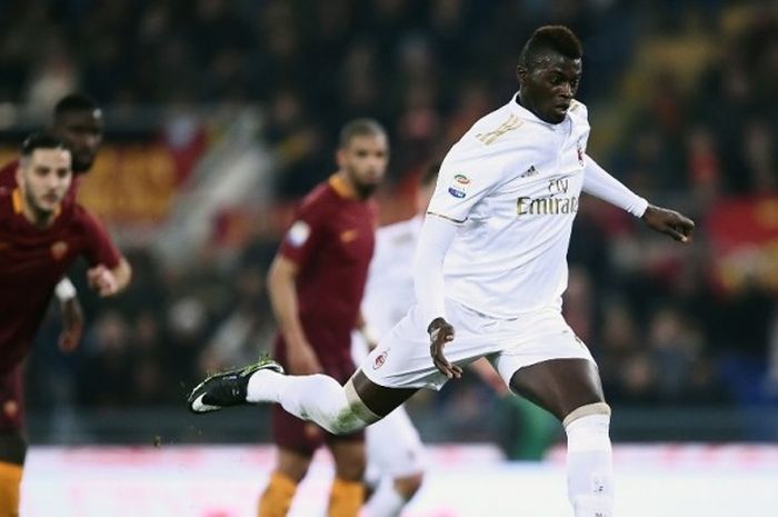 Penyerang AC Milan, M'Baye Niang, gagal mengeksekusi penalti dalam laga Serie A kontra AS Roma di Stadion Olimpico, Roma, Italia, 12 Desember 2016.