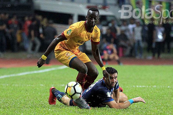 Gelandang Sriwijaya FC, Makan Konate (kiri), berebut bola dengan gelandang Arema FC, Ahmet Atayevv pada laga final Piala Gubernur Kaltim 2018 di Stadion Palaran Samarinda, Kalimantan Timur, Minggu (03/04/2018) malam.