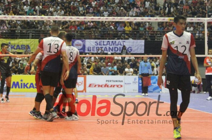 Rivan Nurmulki (12) saat memperkuat Surabaya Bhayangkara Samator di grand final Proliga 2018, Minggu (15/4/2018), di GOR Amongrogo, Yogyakarta.