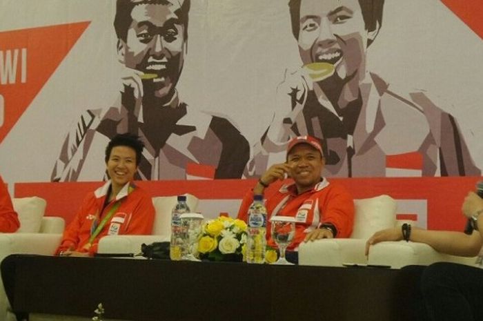 Pasangan ganda campuran nasional, Tontowi Ahmad/Liliyana Natsir, didampingi pelatih, Richard Mainaky