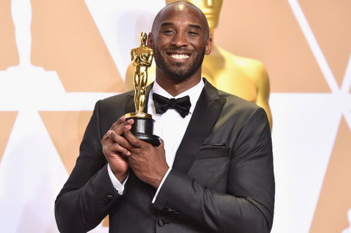 Kobe Bryant berpose dengan Piala Oscar untuk Film Animasi Pendek Terbaik di ruang media pada acara P