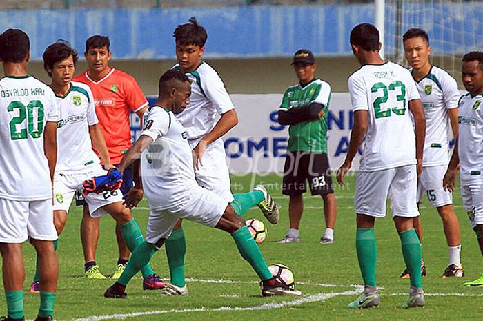 Pemain-pemain Persebaya saat sesi latihan di Stadion Manahan Solo sebelum berlaga kontra PSMS Medan pada babak 8 besar Piala Presiden lalu.