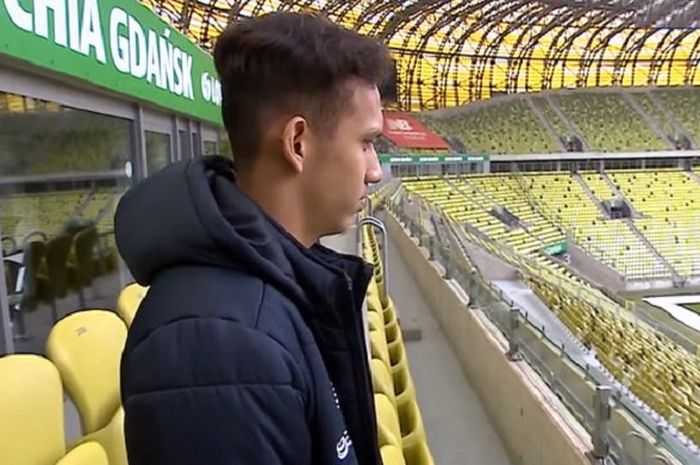    Egy Maulana Vikri saat melihat Stadion Energa, Polandia, markas Lechia Gdansk.   