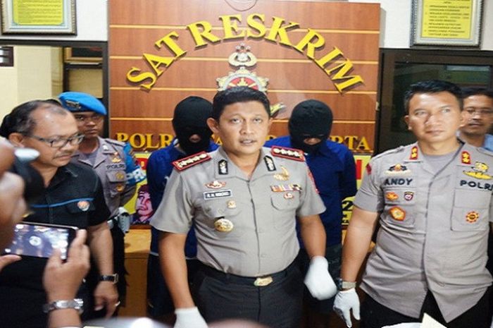 Kepala Polres Surakarta, Kombes Pol AKBP Ribut Hari Wibowo dan  Wakil Kepala Polres Surakarta AKBP Andy Rifai saat press release, bersama tersangka MAP (kiri) dan AKS (kanan), Selasa (17/4/2018).