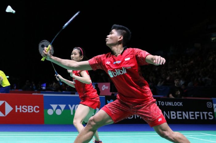 Pasangan ganda campuran nasional Indonesia, Praveen Jordan/Debby Susanto, mengembalikan shuttlecock dari lawan mereka, Lee Yang/Hsu Ya Ching (Taiwan), pada laga babak kesatu turnamen All England Open 2018 yang berlangsung di Arena Birmingham, Birmingham, Inggris, Rabu (14/3/2018).