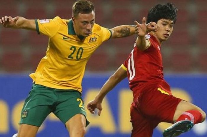 Striker Vietnam U-23, Nguyen Cong Phuong (kanan) duel dengan bek Australia U-23, Alexander Gersbach 