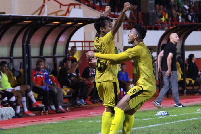 Muhammad Hargianto merayakan gol yang dicetaknya ke gawang Mitra Kukar, di Stadion PTIK, Jakarta, Kamis (17/5/2018).