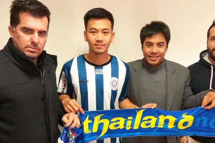 Gelandang asal Thailand, Chanawit Saensanit saat diperkenalkan sebagai bagian dari klub Yunani, Apollon Larissa FC untuk setengah musim ke depan pada Selasa (23/1/2018).