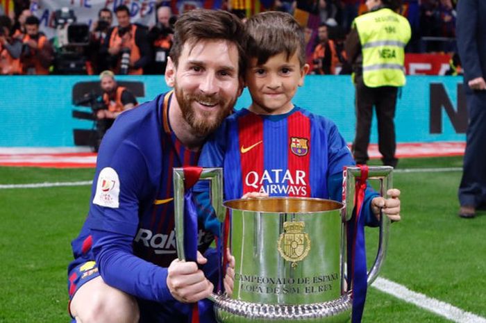 Lionel Messi (kiri) bersama Thiago Messi Roccuzzo