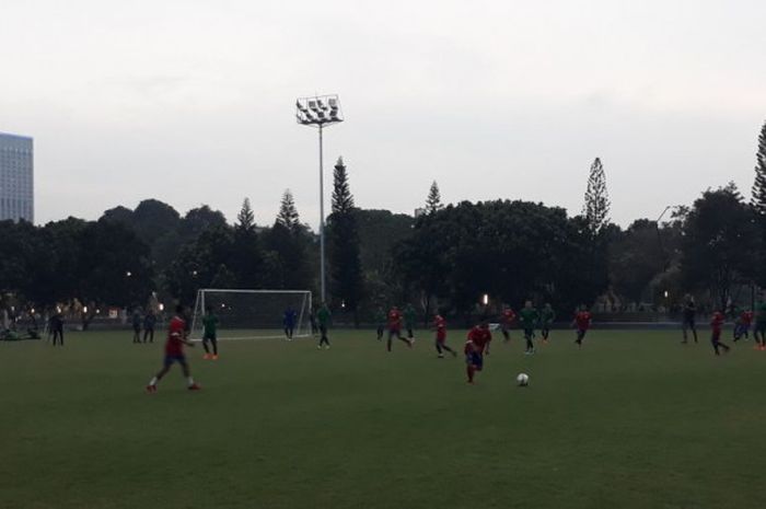 Timnas Indonesia melakukan sesi latihan perdana di Lapangan ABC, Senayan, Jakarta Pusat, Senin (23/4/2018)