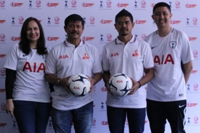 Bambang Pamungkas (kedua dari kanan) dan Indra Sjafri (kedua dari kiri) berpose bersama Head of Brand and Communication PT. AIA Financial, Kathryn Monika Parapak (kiri) serta Corporate Communication Marketing and Product Division AIA, Harry Nugraha (kanan), selepas sesi jumpa pers AIA Championship 2018 di 100 Eatery, Hotel Atlet Century Park, Senayan, Jakarta, Selasa (9/1/2018).