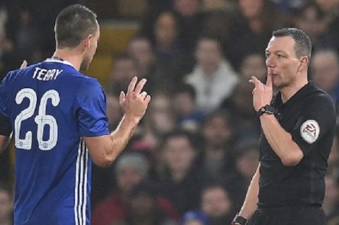 Kapten Chelsea, John Terry, mencoba protes kepada wasit Kevin Friend atas kartu merah yang diterimanya pada laga kontra Peterborough, Minggu (8/1/2017). 