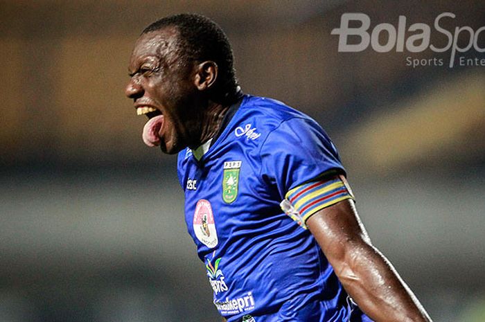 Penyerang PSPS Riau, Herman Dzumafo Epandi, melakukan selebrasi seusai mencetak gol ke gawang PS Mojokerto Putra dalam laga perempat final Liga 2  di Stadion Gelora Bandung Lautan Api (GBLA), Rabu (15/11/2017).