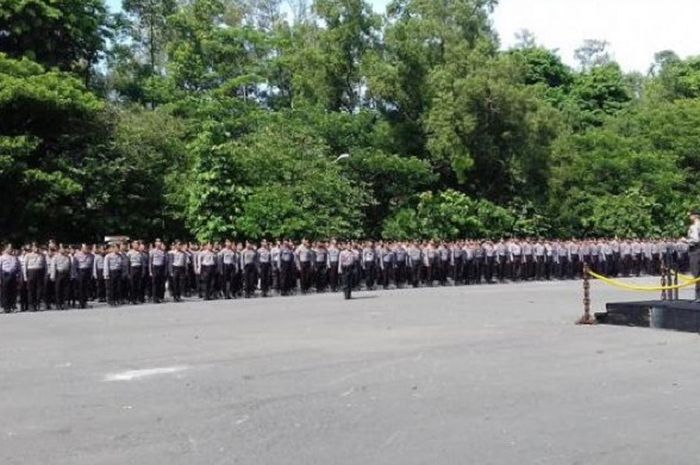 Apel pengamanan pertandingan Persija Jakarta melawan Persib Bandung di halaman Stadion Manahan Solo, Sabtu (5/11/2016). 