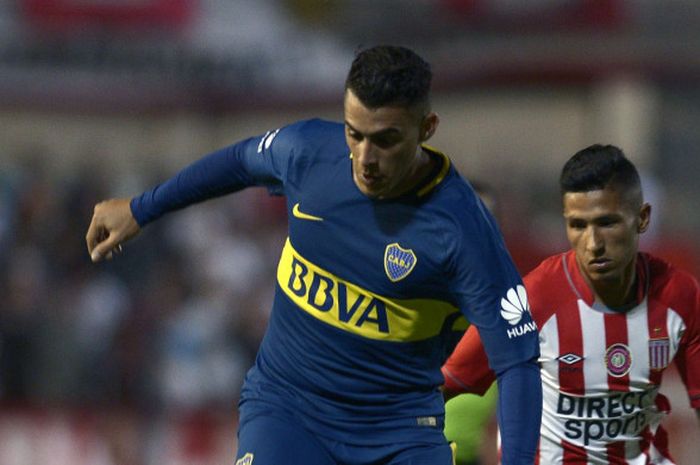 Aksi penyerang Boca Juniors, Cristian Pavon (kiri), dalam laga Divisi Satu Liga Argentina melawan Estudiantes di Stadion Centenario, Quilmes, Buenos Aires, 10 Desember 2017.