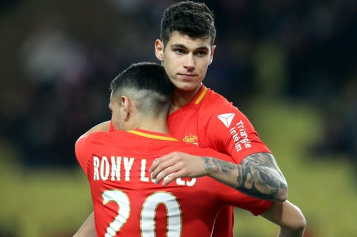 Rony Lopez (depan) memeluk Pietro Pellegri seusai mencetak gol AS Monaco ke gawang Dijon dalam partai Liga Prancis di Stadion Louis II, Monako, 16 Februari 2018.