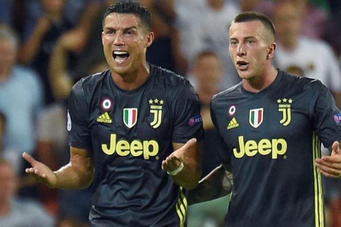 Ekspresi megabintang Juventus, Cristiano Ronaldo (kiri), seusai menerima kartu merah dalam laga Grup H Liga Champions kontra Valencia di Stadion Mestalla, Valencia, Spanyol pada 19 September 2018.