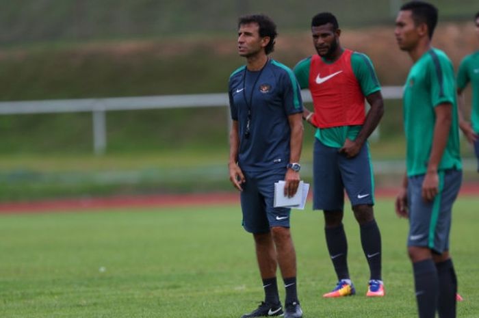 Pelatih timnas U-22 Malaysia, Luis Milla saat memimpin latihan anak asuhnya di Stadion UKM, Bangi, Selangor pada Minggu (13/8/2017) petang. 