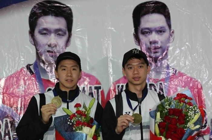  Juara All England 2017, Marcus Fernaldi Gideon/Kevin Sanjaya Sukamuljo, berpose dengan medali emas 