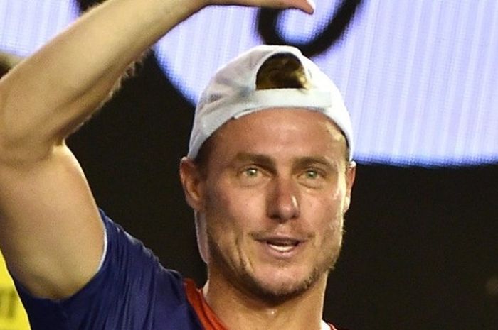 Petenis Australia, Lleyton Hewitt, mengucapkan salam perpisahan setelah kalah oleh David Ferrer (Spanyol), di babak kedua Australia Terbuka yang digelar di Rod Laver Arena, Melbourne Park, Kamis (21/1/2016).